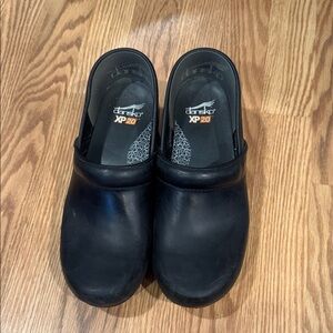 Dansko XP 2.0 Black Leather Clogs 40 EUC